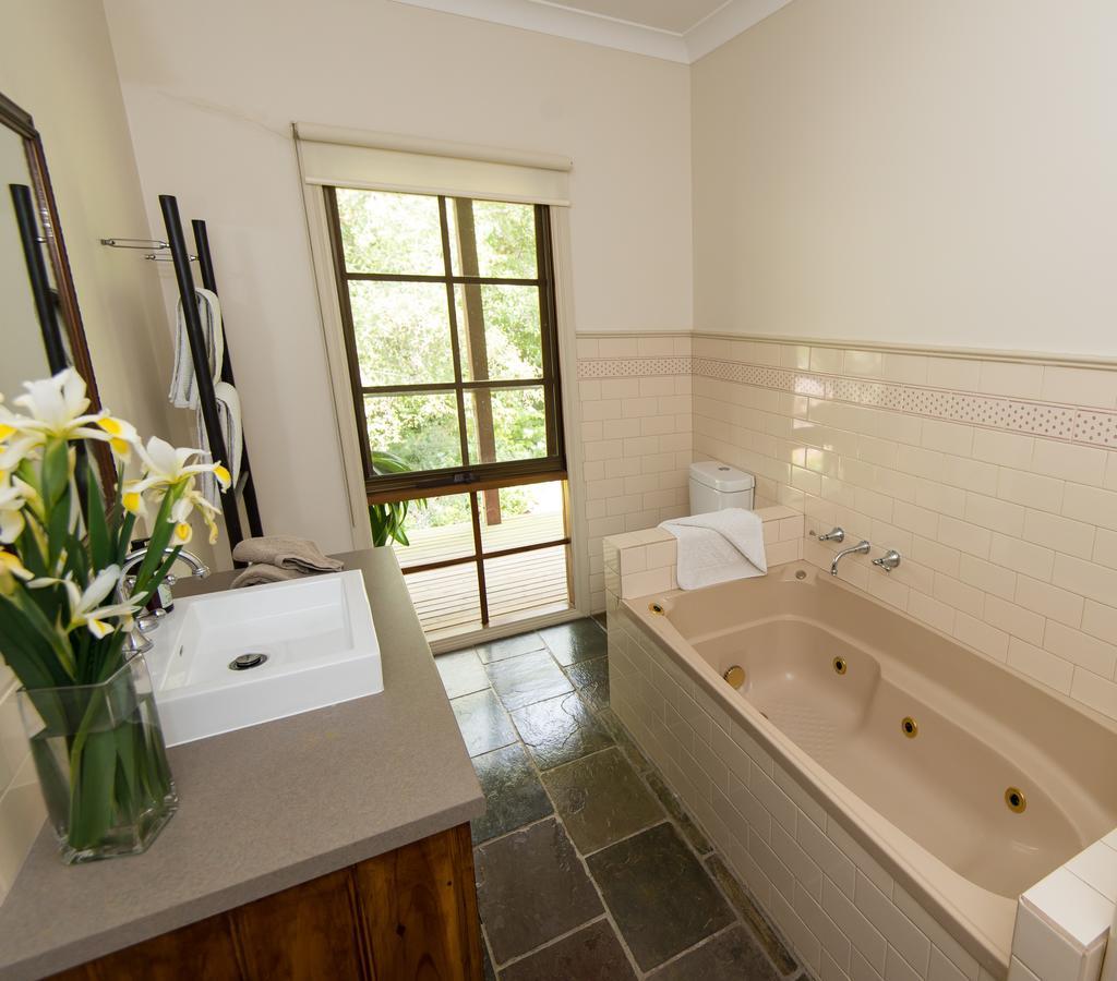 Hollyhock Bed & Breakfast Macedon Bagian luar foto